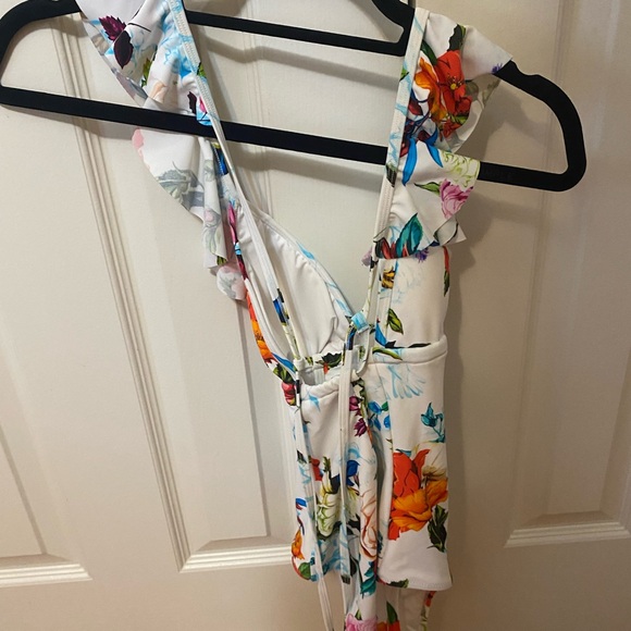 Capushe Swimsuit - Picture 4 of 10